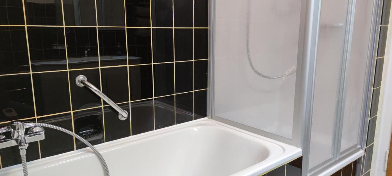Schoene Und Optimal Gelegene Wohnung Og Weisskirchen المظهر الخارجي الصورة